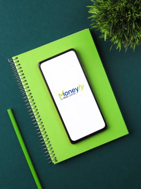 Batı Bangal, Hindistan - 21 Ağustos 2021: Telefon ekranındaki uygulama logosunu paraya çevir.