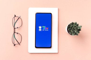 Batı Bangal, Hindistan - 21 Ağustos 2021: Telefon ekranında gov logom.