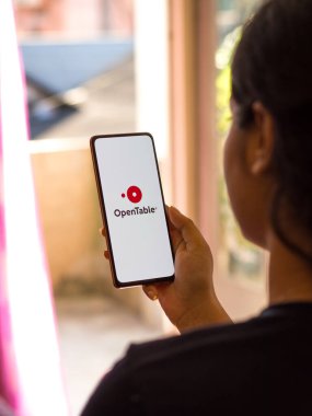 Batı Bangal, Hindistan - 21 Ağustos 2021: Telefon ekranı görüntüsünde açık tablolu logo.