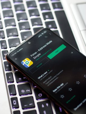 Batı Bangal, Hindistan - 21 Ağustos 2021: Telefon ekranı görüntüsünde Pataa uygulama logosu.