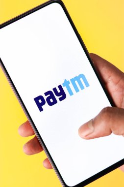 West Bangal, Hindistan - 21 Ağustos 2021: Telefon ekranında Paytm uygulaması logosu.