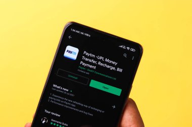 West Bangal, Hindistan - 21 Ağustos 2021: Telefon ekranında Paytm uygulaması logosu.