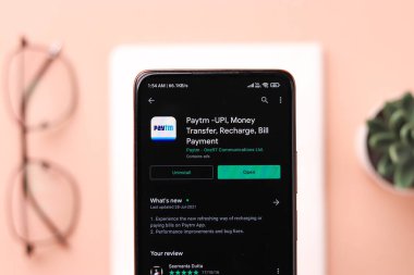 West Bangal, Hindistan - 21 Ağustos 2021: Telefon ekranında Paytm uygulaması logosu.