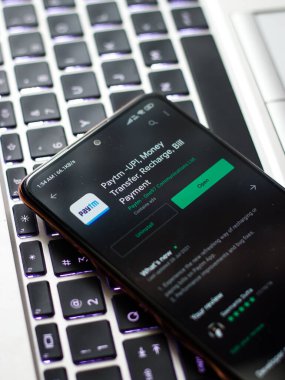 West Bangal, Hindistan - 21 Ağustos 2021: Telefon ekranında Paytm uygulaması logosu.