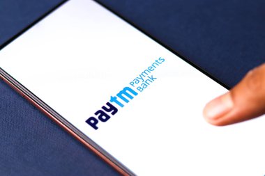 West Bangal, Hindistan - 21 Ağustos 2021: Telefon ekranı görüntüsü üzerindeki ödemeler bankanın logosu.