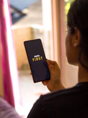 Batı Bangal, Hindistan - 21 Ağustos 2021: Telefon ekranındaki ilk logo.