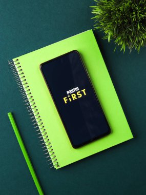 Batı Bangal, Hindistan - 21 Ağustos 2021: Telefon ekranındaki ilk logo.