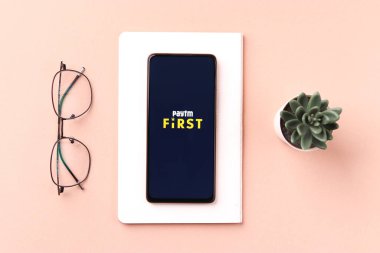 Batı Bangal, Hindistan - 21 Ağustos 2021: Telefon ekranındaki ilk logo.