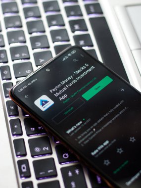 Batı Bangal, Hindistan - 21 Ağustos 2021: Telefon ekranı görüntüsünde ödemeli para logosu.