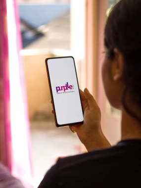Batı Bangal, Hindistan - 21 Ağustos 2021: Telefon ekranı görüntüsünde Purplle logosu.