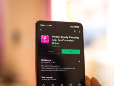 Batı Bangal, Hindistan - 21 Ağustos 2021: Telefon ekranı görüntüsünde Purplle logosu.