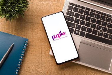 Batı Bangal, Hindistan - 21 Ağustos 2021: Telefon ekranı görüntüsünde Purplle logosu.