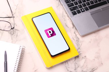 Batı Bangal, Hindistan - 21 Ağustos 2021: Telefon ekranı görüntüsünde Purplle logosu.