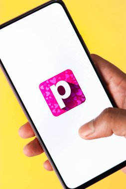 Batı Bangal, Hindistan - 21 Ağustos 2021: Telefon ekranı görüntüsünde Purplle logosu.