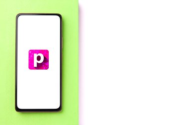 Batı Bangal, Hindistan - 21 Ağustos 2021: Telefon ekranı görüntüsünde Purplle logosu.