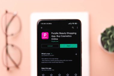 Batı Bangal, Hindistan - 21 Ağustos 2021: Telefon ekranı görüntüsünde Purplle logosu.