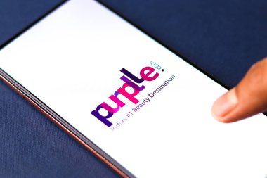 Batı Bangal, Hindistan - 21 Ağustos 2021: Telefon ekranı görüntüsünde Purplle logosu.