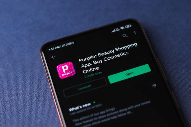 Batı Bangal, Hindistan - 21 Ağustos 2021: Telefon ekranı görüntüsünde Purplle logosu.