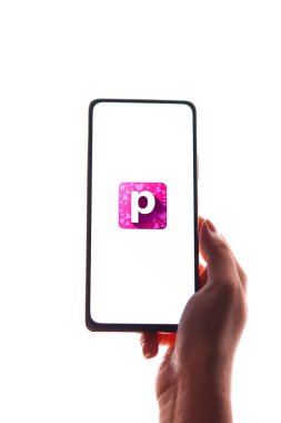 Batı Bangal, Hindistan - 21 Ağustos 2021: Telefon ekranı görüntüsünde Purplle logosu.