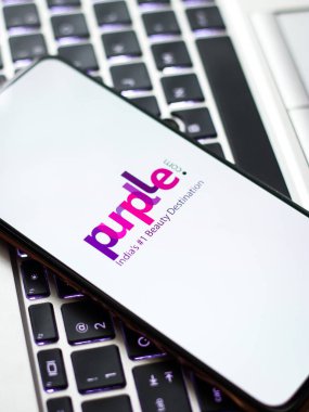 Batı Bangal, Hindistan - 21 Ağustos 2021: Telefon ekranı görüntüsünde Purplle logosu.