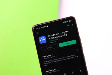 Batı Bangal, Hindistan - 21 Ağustos 2021: Telefon ekranı görüntüsünde Skyscanner logosu.