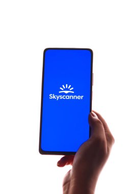 Batı Bangal, Hindistan - 21 Ağustos 2021: Telefon ekranı görüntüsünde Skyscanner logosu.