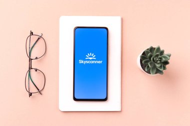 Batı Bangal, Hindistan - 21 Ağustos 2021: Telefon ekranı görüntüsünde Skyscanner logosu.