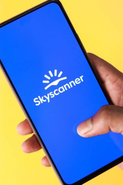 Batı Bangal, Hindistan - 21 Ağustos 2021: Telefon ekranı görüntüsünde Skyscanner logosu.