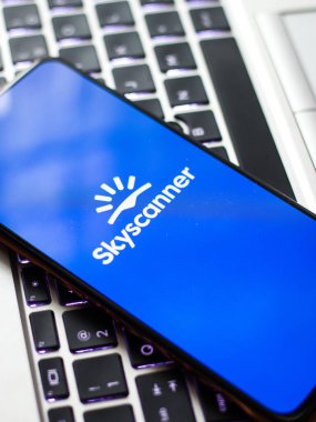 Batı Bangal, Hindistan - 21 Ağustos 2021: Telefon ekranı görüntüsünde Skyscanner logosu.