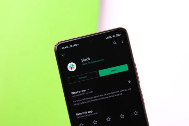 Assam, Hindistan - 18 Eylül 2020: Telefon ekranı görüntüsünde gevşek logo.