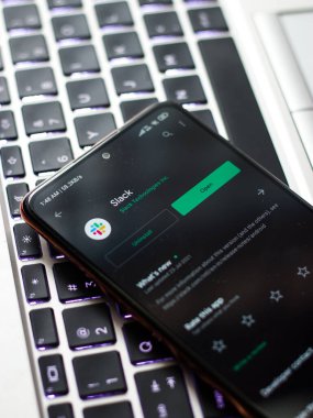Assam, Hindistan - 18 Eylül 2020: Telefon ekranı görüntüsünde gevşek logo.