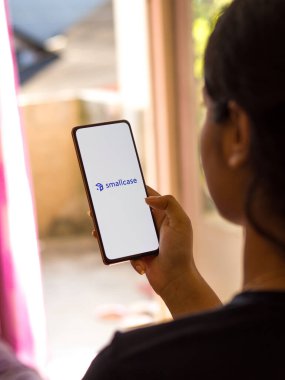 Batı Bangal, Hindistan - 21 Ağustos 2021: Telefon ekranındaki küçük logo.