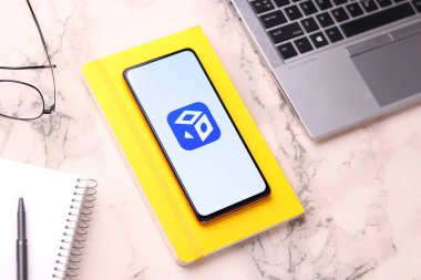 Batı Bangal, Hindistan - 21 Ağustos 2021: Telefon ekranındaki küçük logo.