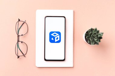 Batı Bangal, Hindistan - 21 Ağustos 2021: Telefon ekranındaki küçük logo.