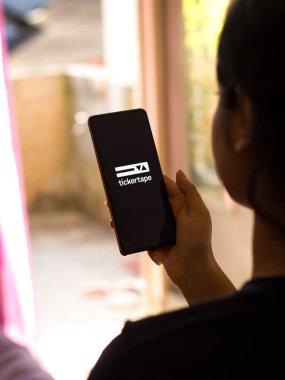 Batı Bangal, Hindistan - 21 Ağustos 2021: Telefon ekranı görüntüsünde bilet bandı logosu.