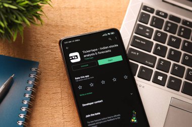 Batı Bangal, Hindistan - 21 Ağustos 2021: Telefon ekranı görüntüsünde bilet bandı logosu.