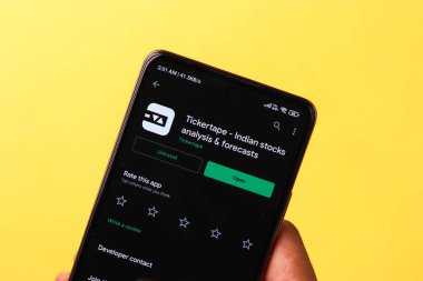 Batı Bangal, Hindistan - 21 Ağustos 2021: Telefon ekranı görüntüsünde bilet bandı logosu.