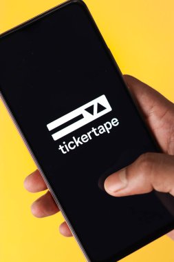 Batı Bangal, Hindistan - 21 Ağustos 2021: Telefon ekranı görüntüsünde bilet bandı logosu.