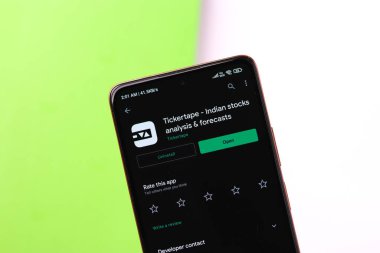 Batı Bangal, Hindistan - 21 Ağustos 2021: Telefon ekranı görüntüsünde bilet bandı logosu.