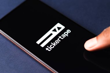 Batı Bangal, Hindistan - 21 Ağustos 2021: Telefon ekranı görüntüsünde bilet bandı logosu.