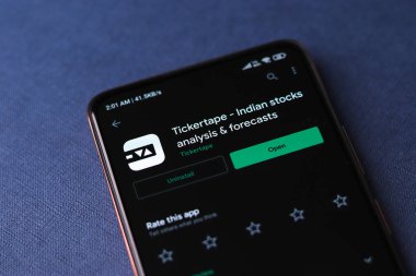Batı Bangal, Hindistan - 21 Ağustos 2021: Telefon ekranı görüntüsünde bilet bandı logosu.
