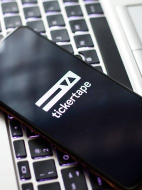 Batı Bangal, Hindistan - 21 Ağustos 2021: Telefon ekranı görüntüsünde bilet bandı logosu.