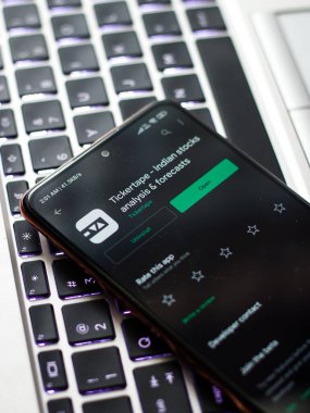 Batı Bangal, Hindistan - 21 Ağustos 2021: Telefon ekranı görüntüsünde bilet bandı logosu.