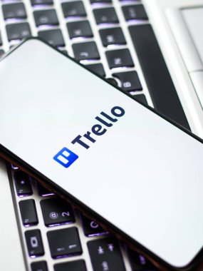 Assam, Hindistan - 19 Nisan 2021: Telefon ekranında Trello logosu.