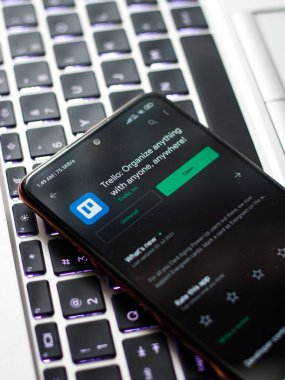 Assam, Hindistan - 19 Nisan 2021: Telefon ekranında Trello logosu.