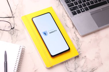 Batı Bangal, Hindistan - 21 Ağustos 2021: Telefon ekranı görüntüsünde sıfır odha logosu Versity.