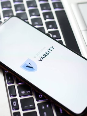 Batı Bangal, Hindistan - 21 Ağustos 2021: Telefon ekranı görüntüsünde sıfır odha logosu Versity.