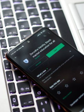 Batı Bangal, Hindistan - 21 Ağustos 2021: Telefon ekranı görüntüsünde sıfır odha logosu Versity.