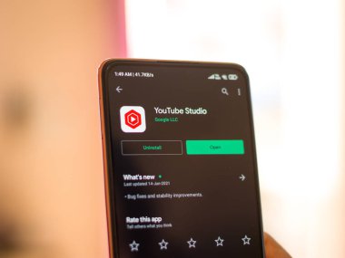 Batı Bangal, Hindistan - 21 Ağustos 2021: Telefon ekranında YouTube stüdyo logosu.