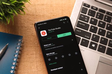 Batı Bangal, Hindistan - 21 Ağustos 2021: Telefon ekranında YouTube stüdyo logosu.